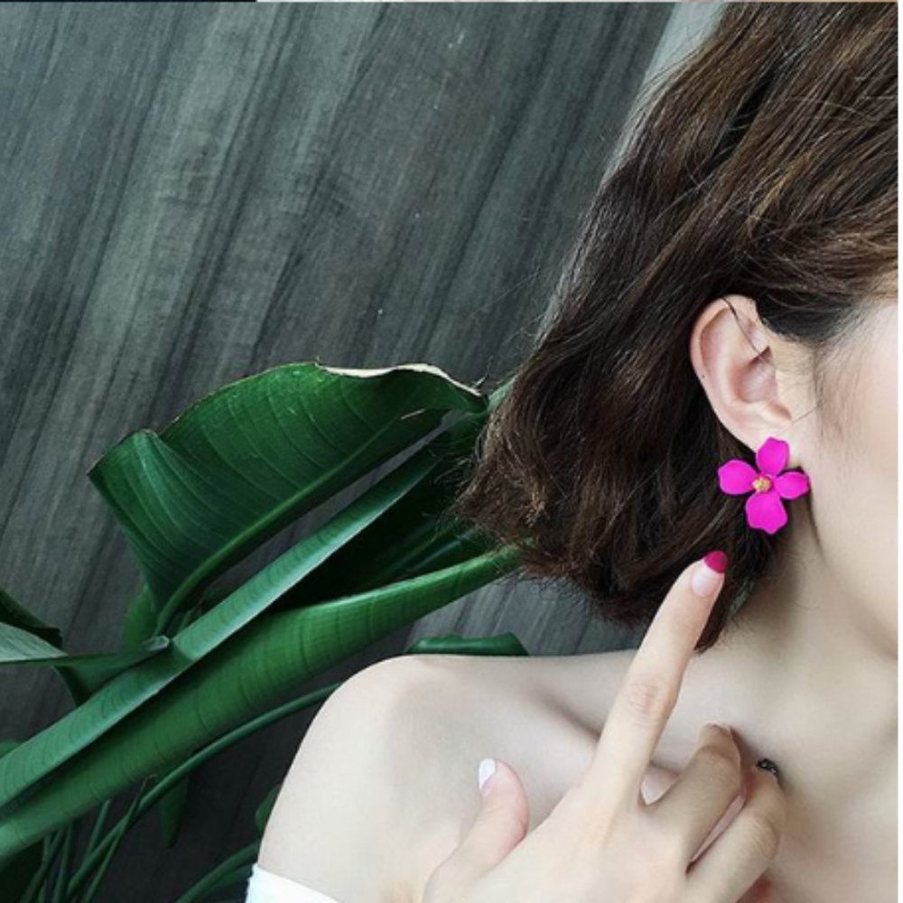 “Riya” Minimalist Cute Gold Floral Stud Earring - Picture 5 of 13